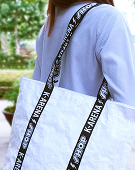 K-Arena Shopオリジナル販売バッグを女性が肩にかけて使用したイメージ